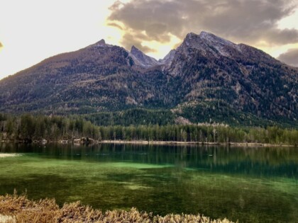 Blick über den Hintersee mit Hochkalter und Blaueisgletscher